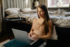 7 Coisas que Ninguém te Conta sobre Maternidade e Carreira (e Como Sobreviver às Duas)